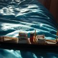 Maquette de bateau en bois sur mer de tissus